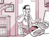 El médico de Nia en su consultorio hablando por teléfono.